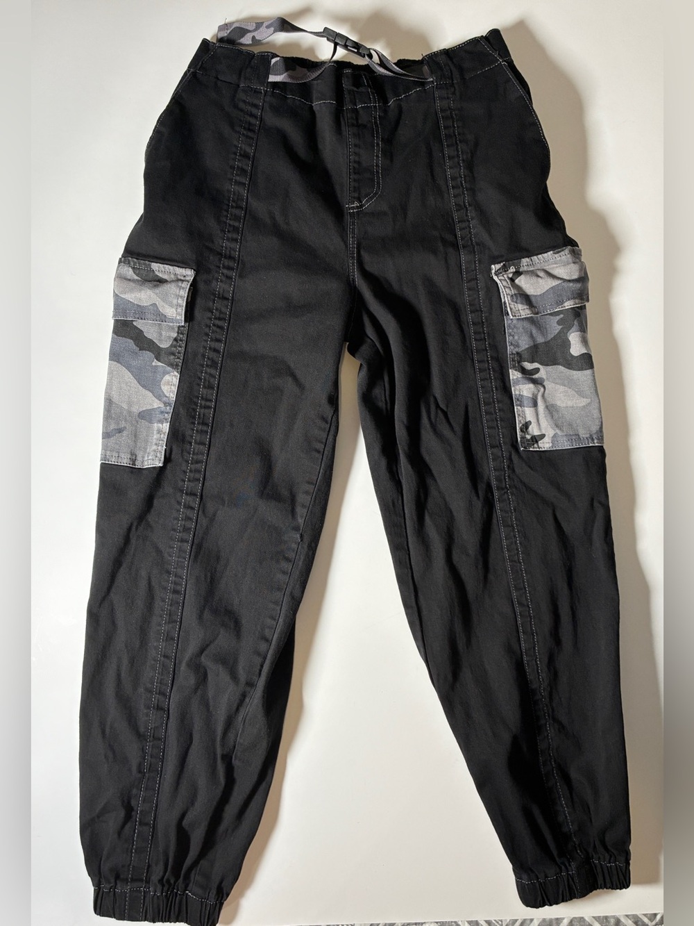 Juniors’ Almost Famous Black Cargo Joggers Camo Pockets Nylon Seatbelt Insert